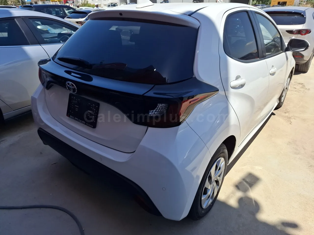 2022 Model Otomatik Toyota Yaris 1.0 İskele Satılık İkinci El | GalerimPlus - Thumbnail 4