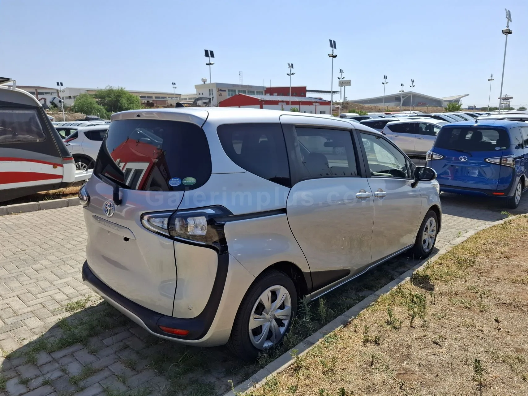 2020 Model Otomatik Toyota Sienta 1.5 CVT-i Lefkoşa Satılık İkinci El | GalerimPlus - Thumbnail 3