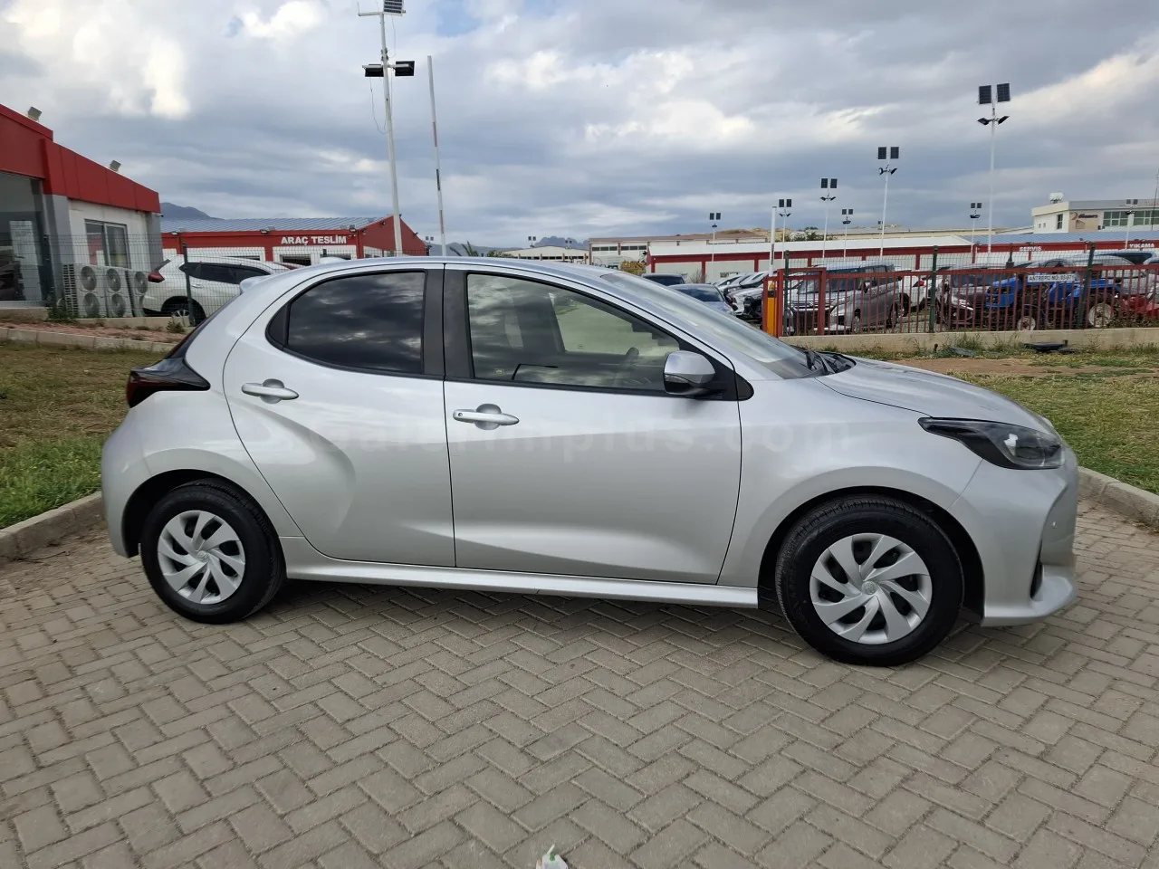 2021 Model Otomatik Toyota Yaris 1.5 Hybrid Lefkoşa Satılık İkinci El | GalerimPlus - Thumbnail 4