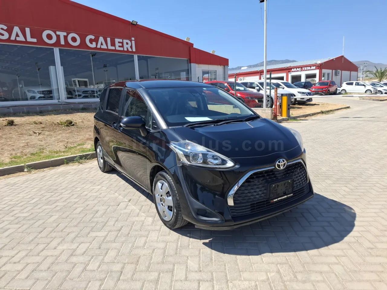 2021 Model Otomatik Toyota Sienta 1.5 CVT-i Lefkoşa Satılık İkinci El | GalerimPlus - Thumbnail 3