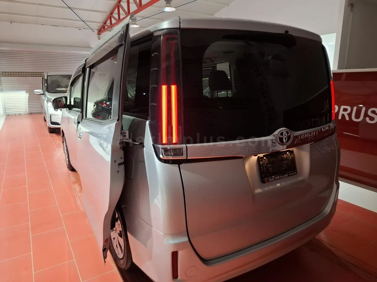 2021 Model Otomatik Toyota Noah Lefkoşa Satılık İkinci El | GalerimPlus - Thumbnail 3
