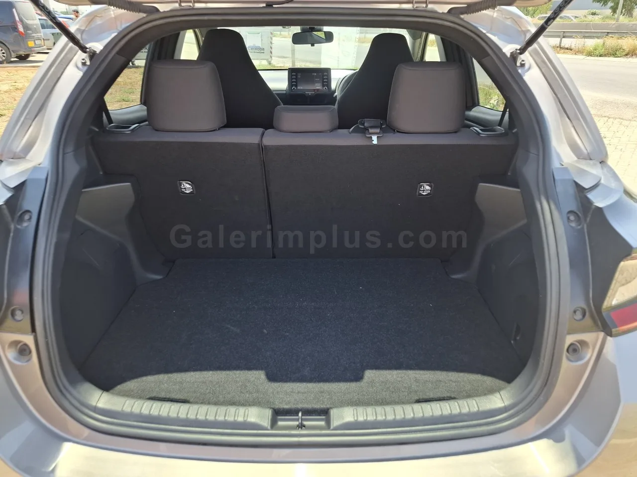 2022 Model Otomatik Toyota Yaris 1.5 Hybrid Lefkoşa Satılık İkinci El | GalerimPlus - Thumbnail 8