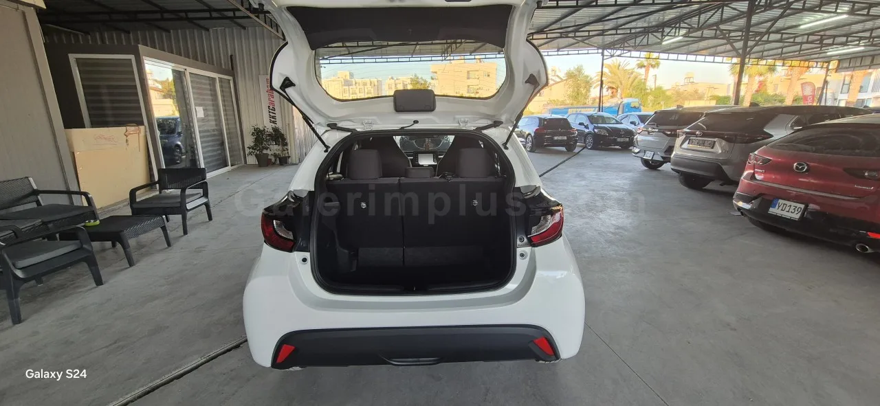 2022 Model Otomatik Toyota Yaris 1.5 Hybrid Lefkoşa Satılık İkinci El | GalerimPlus - Thumbnail 3